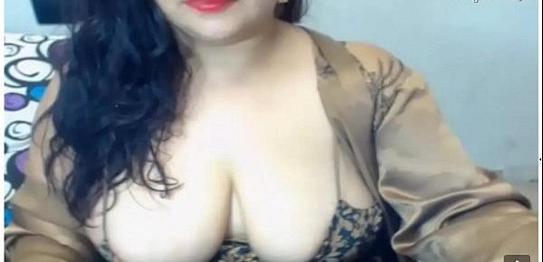  Sexy Madurita de Bongacams muestra su sexy culito